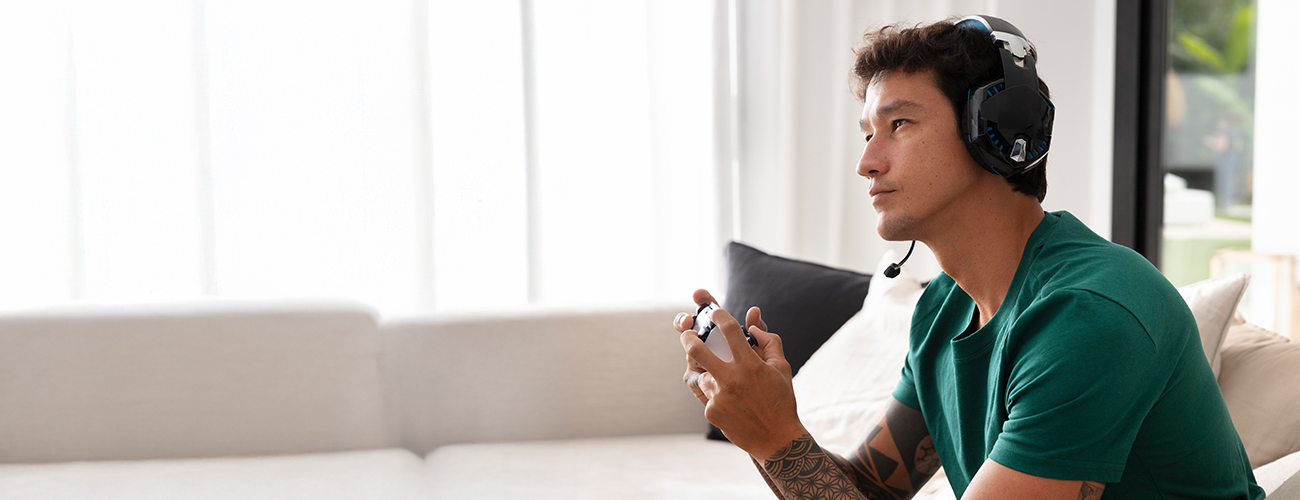 man playing best steam deck games with gaming microphone